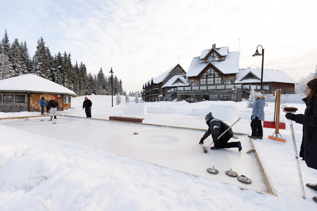 People playing curling outside at Elk Ridge Resort