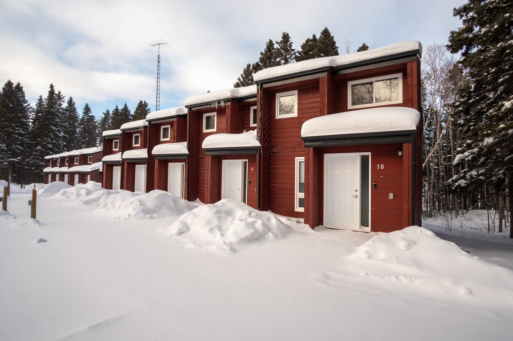 picture of town houses with fresh snow on the roofs and ground